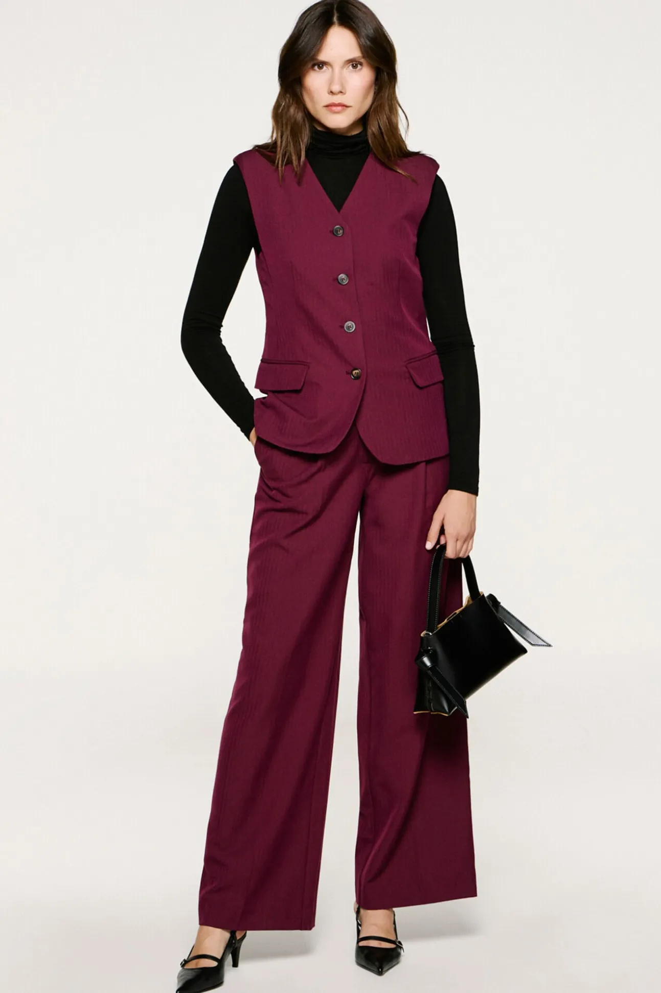 Calça de terno plissadas.