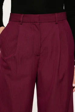 Calça de terno plissadas.