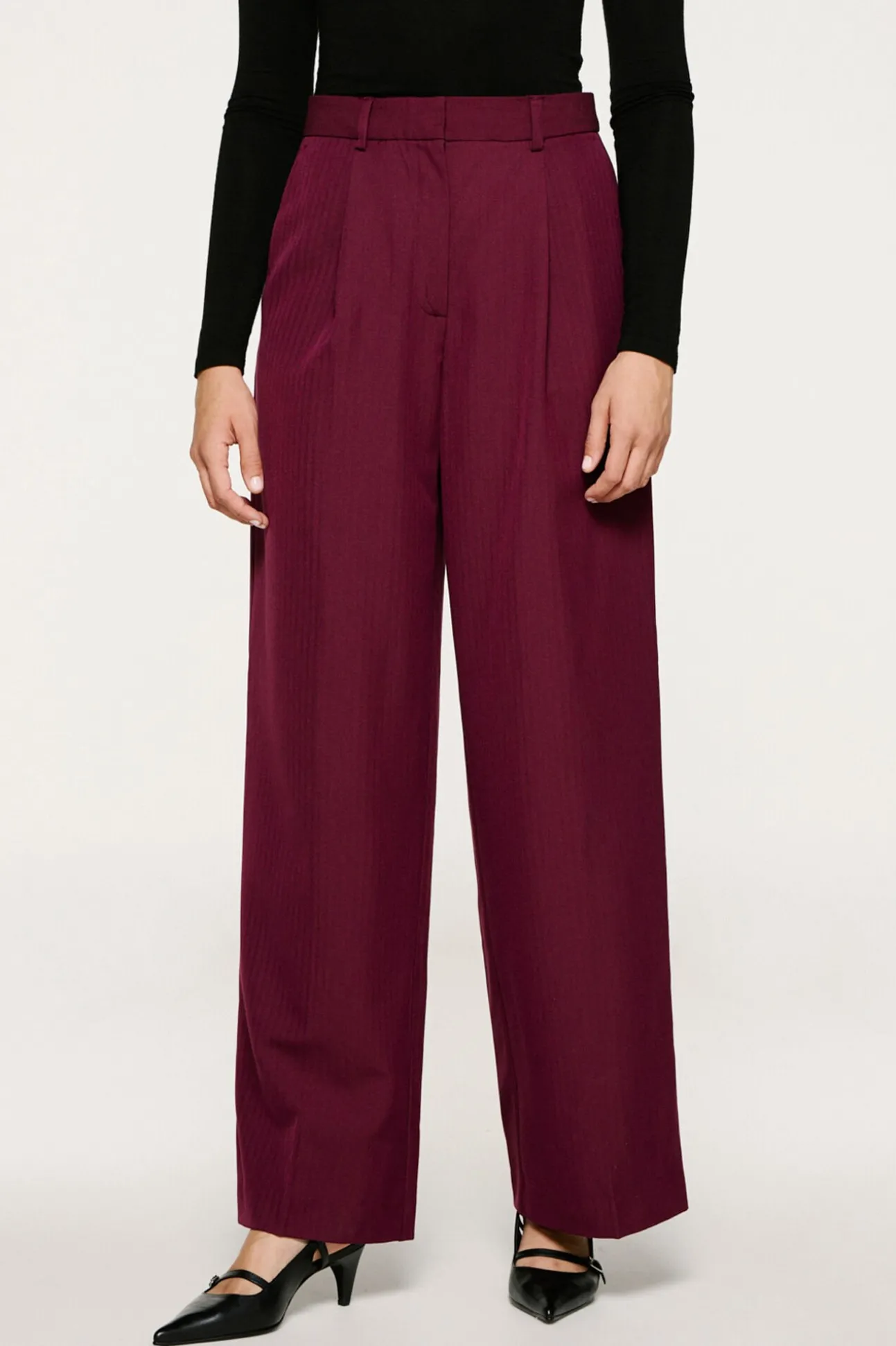 Calça de terno plissadas.