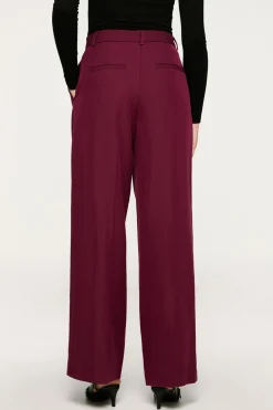 Calça de terno plissadas.
