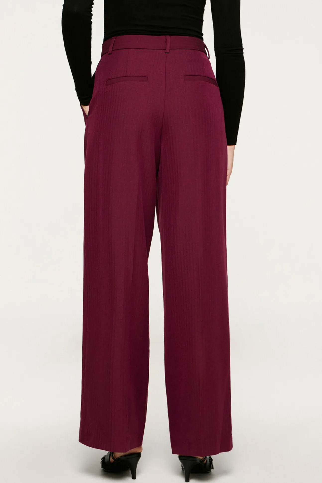 Calça de terno plissadas.