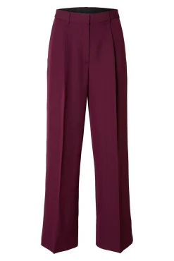 Calça de terno plissadas.
