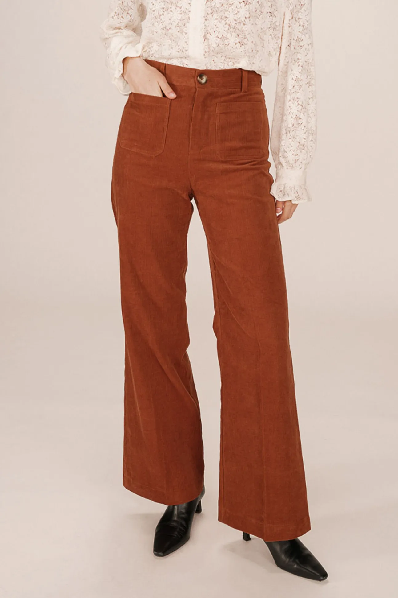 Calça de veludo cotelê com bolsos frontais