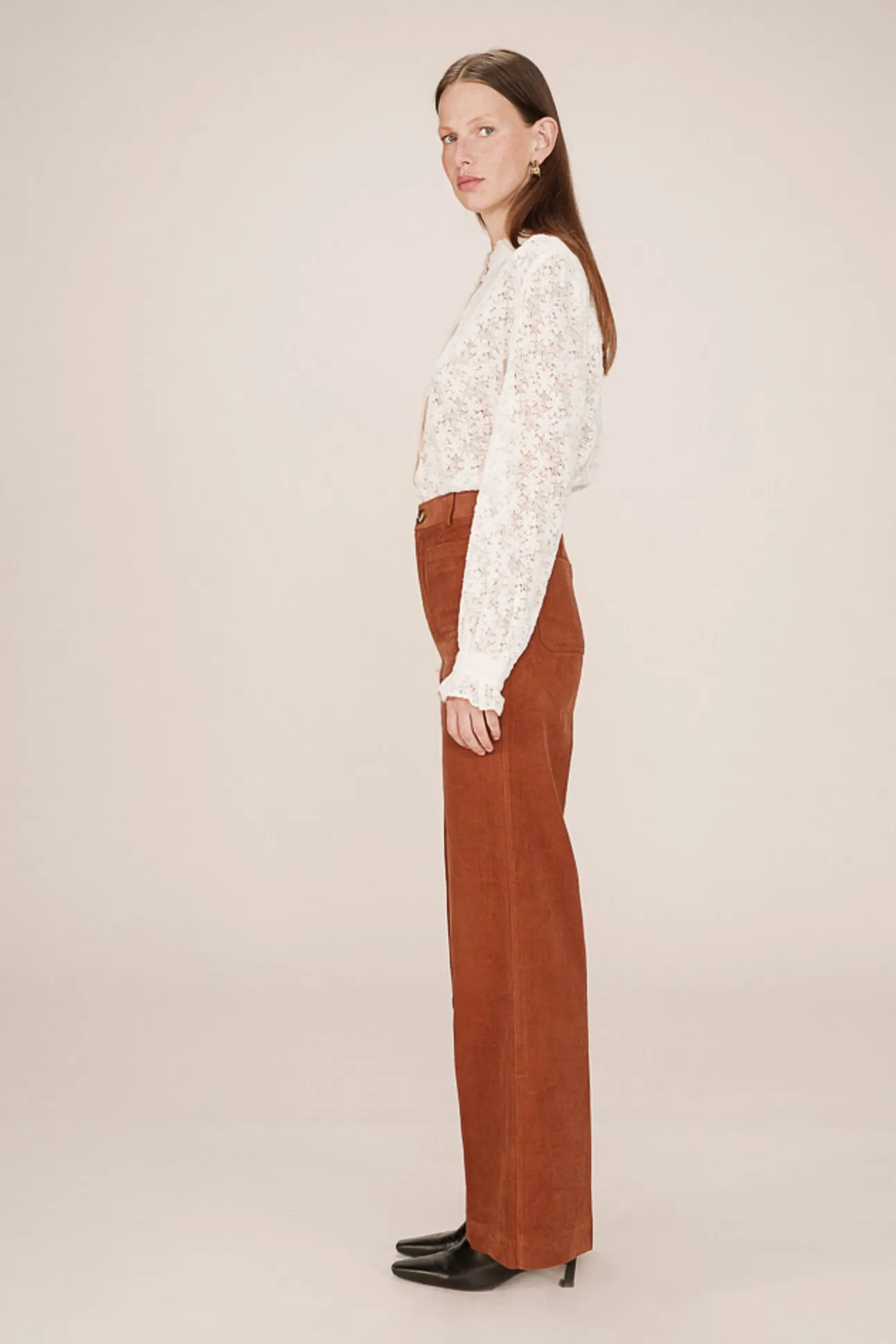 Calça de veludo cotelê com bolsos frontais