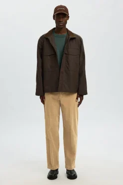 Calça de veludo cotelê com caimento relaxado