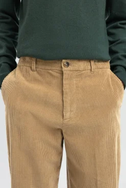 Calça de veludo cotelê com caimento relaxado