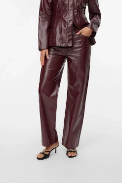 Calça enceradas brilhantes