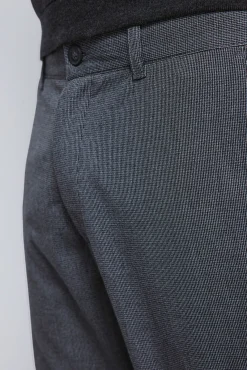 Calça estruturadas e slim fit