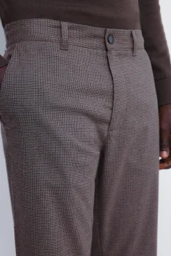 Calça estruturadas e slim fit