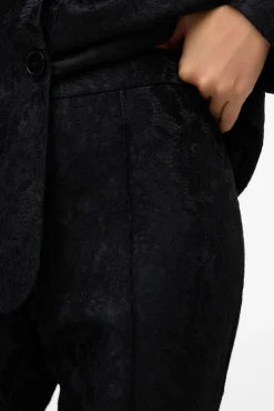 Calça flare com efeito renda