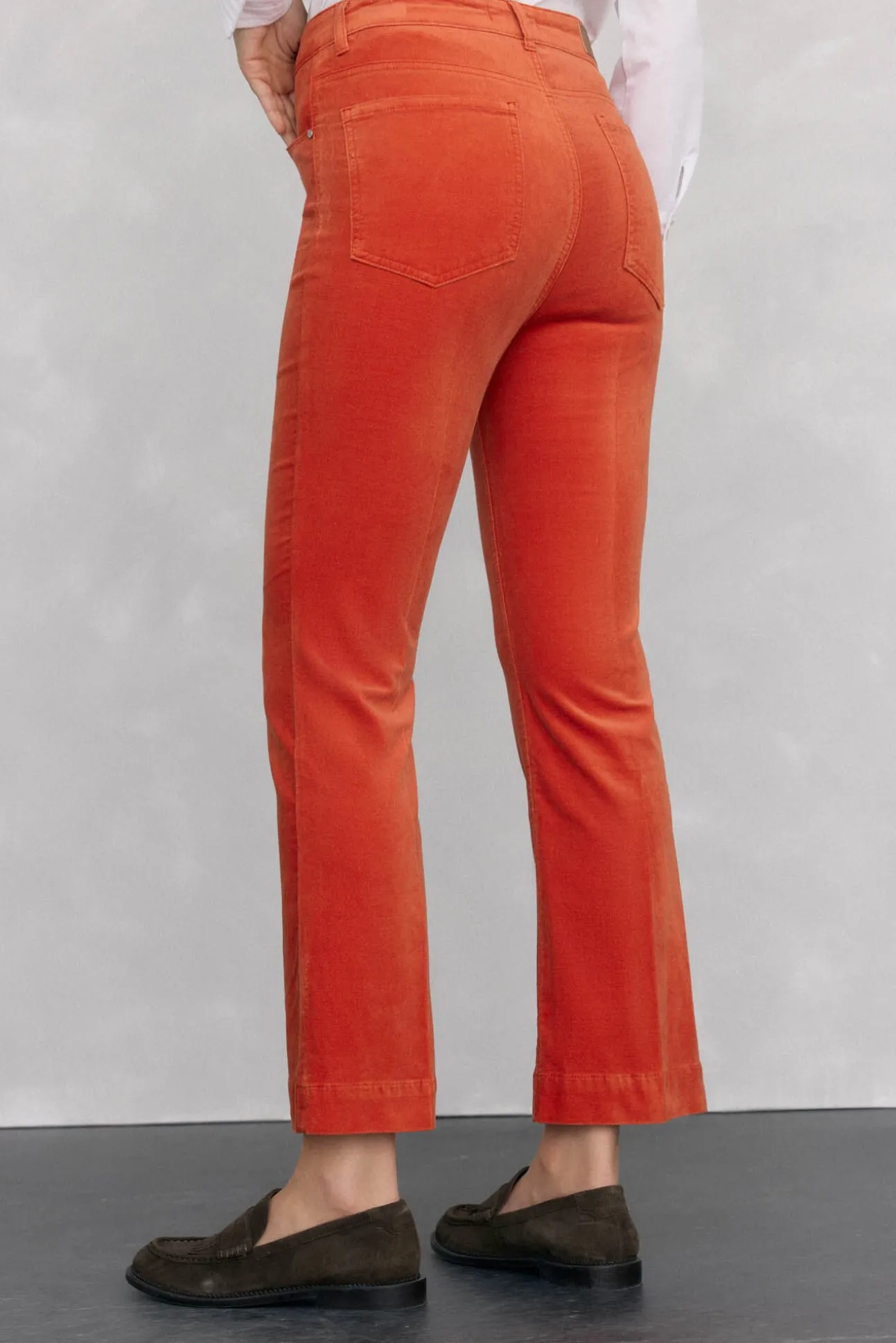 Calça flare de veludo cropped