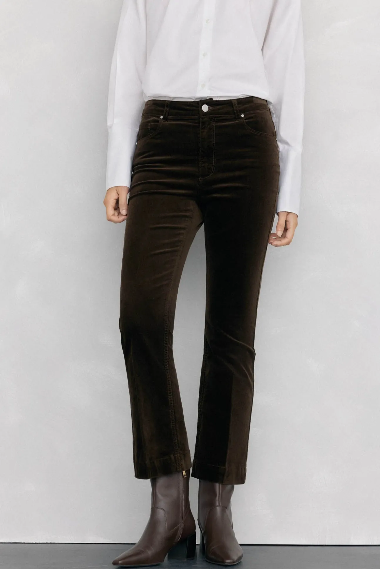Calça flare de veludo cropped