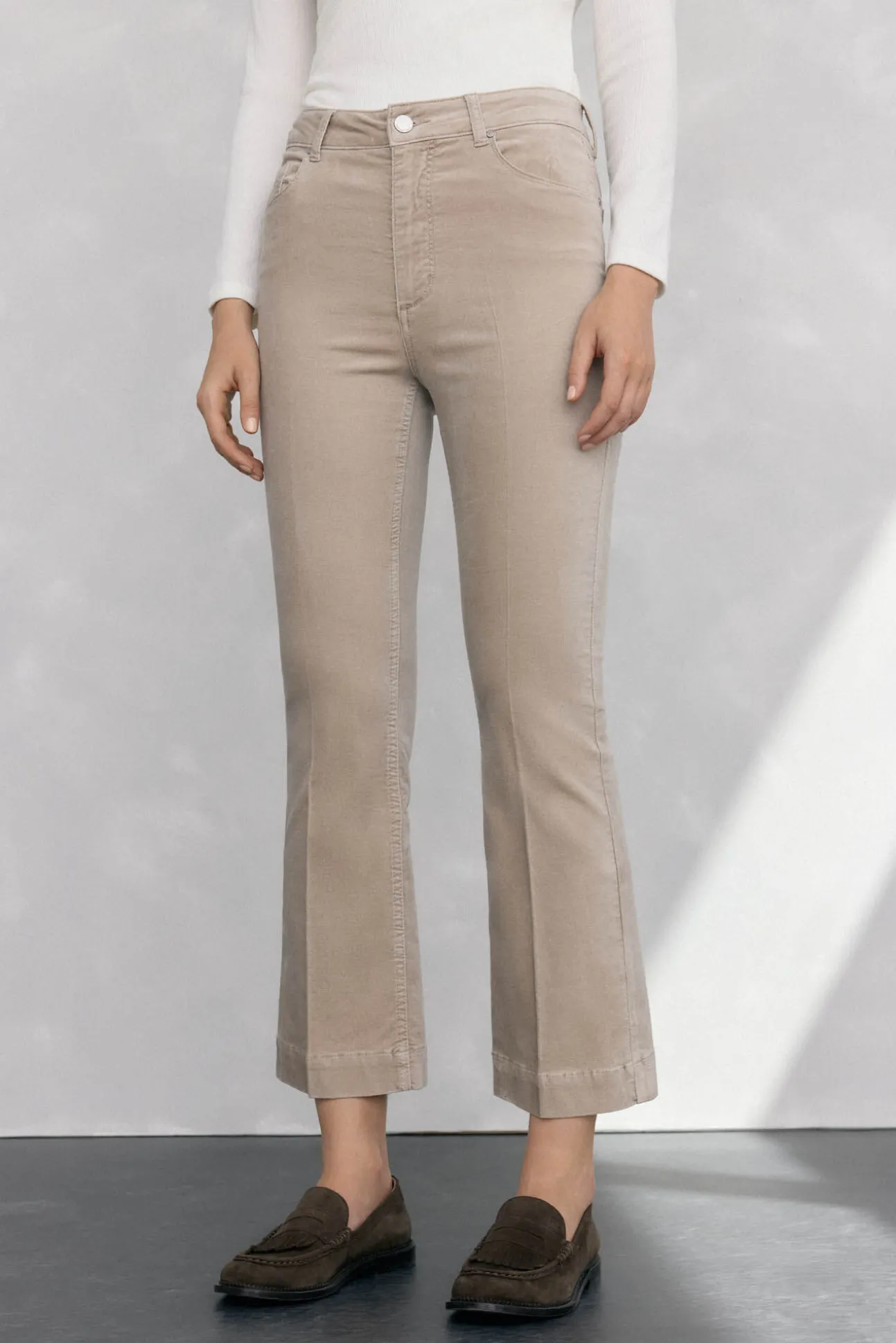 Calça flare de veludo cropped