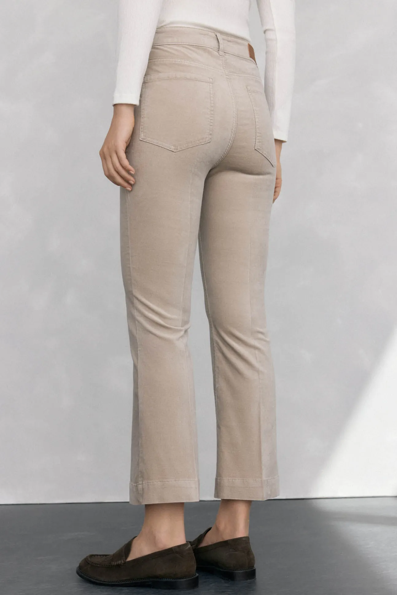 Calça flare de veludo cropped