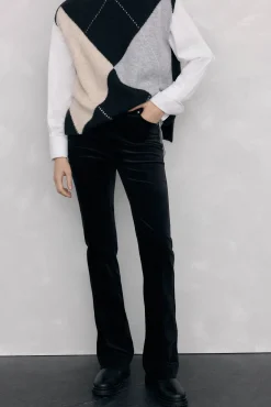 Calça flare push-up de veludo