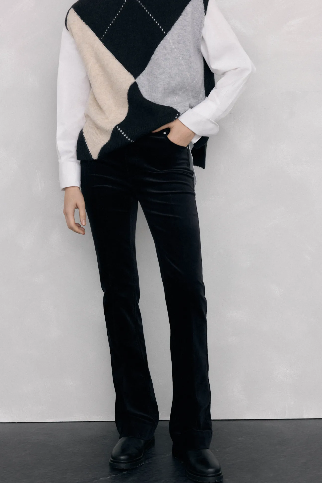 Calça flare push-up de veludo