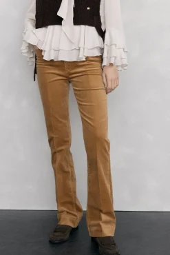 Calça flare push-up de veludo
