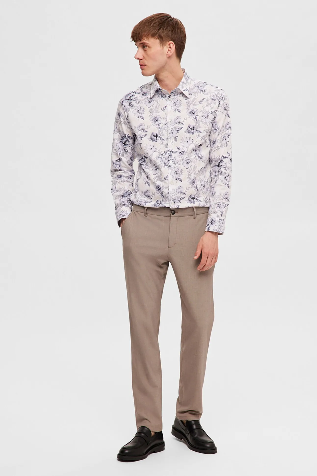 Calça formais slim fit.