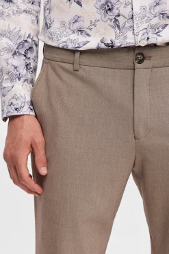 Calça formais slim fit.