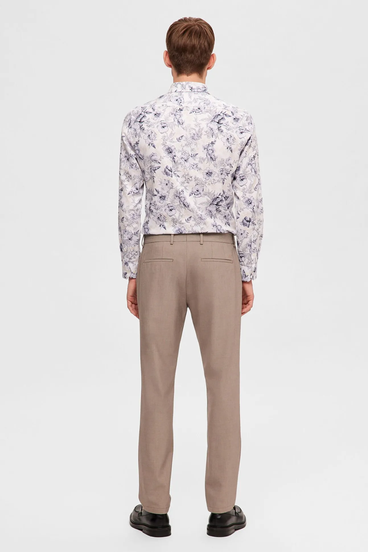 Calça formais slim fit.