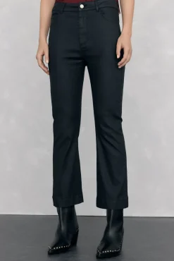 Calça jeans básica cropped flare com efeito couro