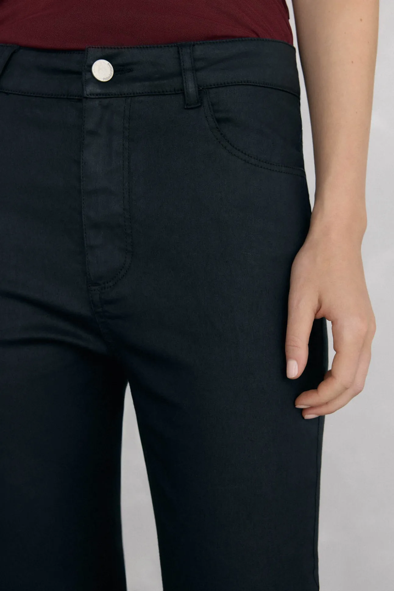 Calça jeans básica cropped flare com efeito couro