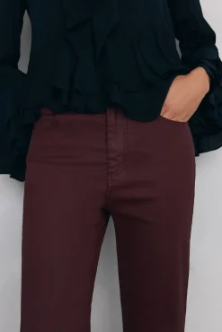 Calça jeans básica cropped flare com efeito couro