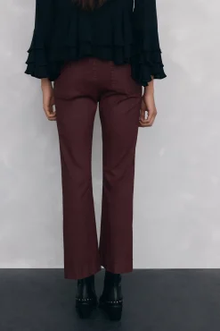 Calça jeans básica cropped flare com efeito couro