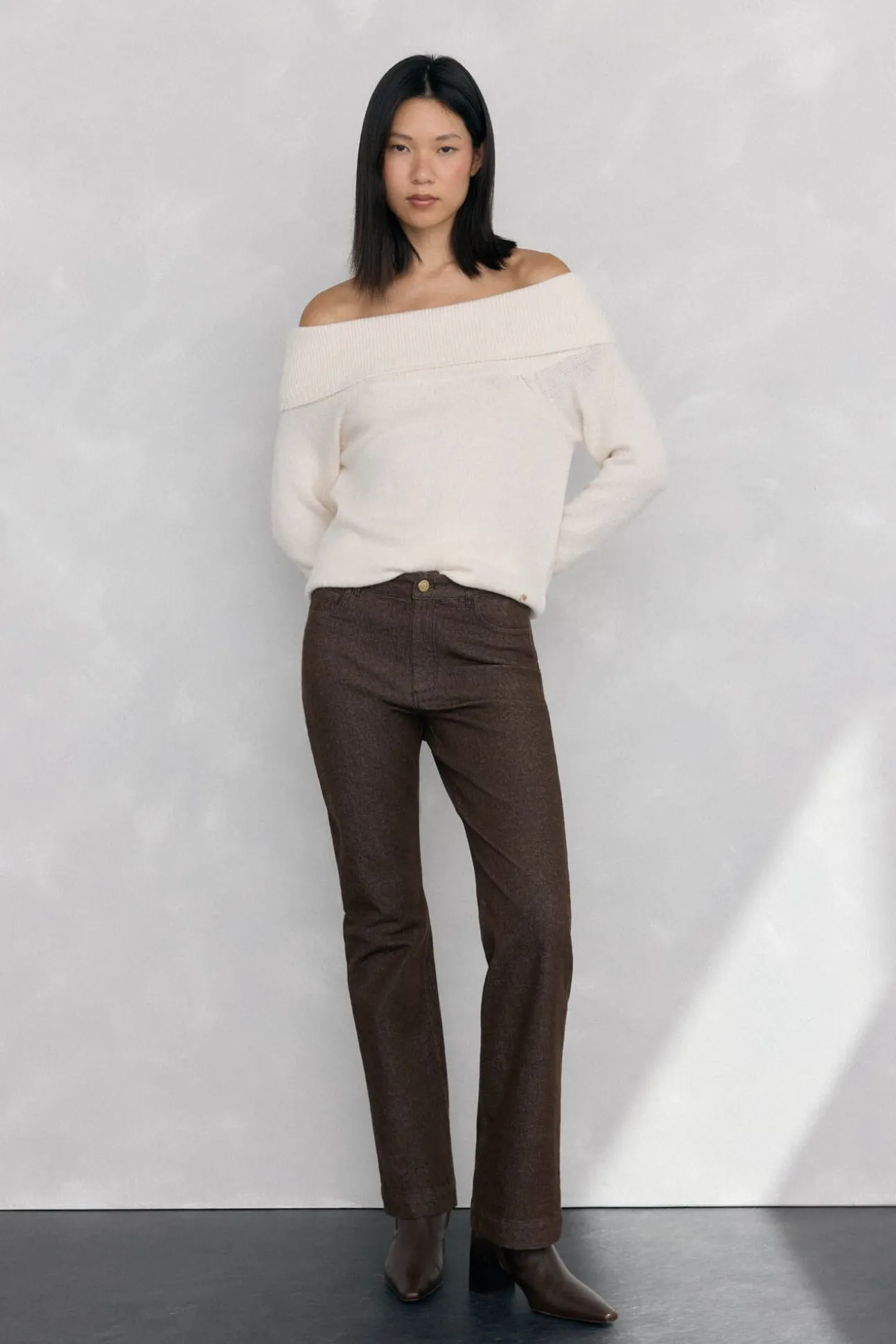 Calça jeans básica estilo tubo de fogão
