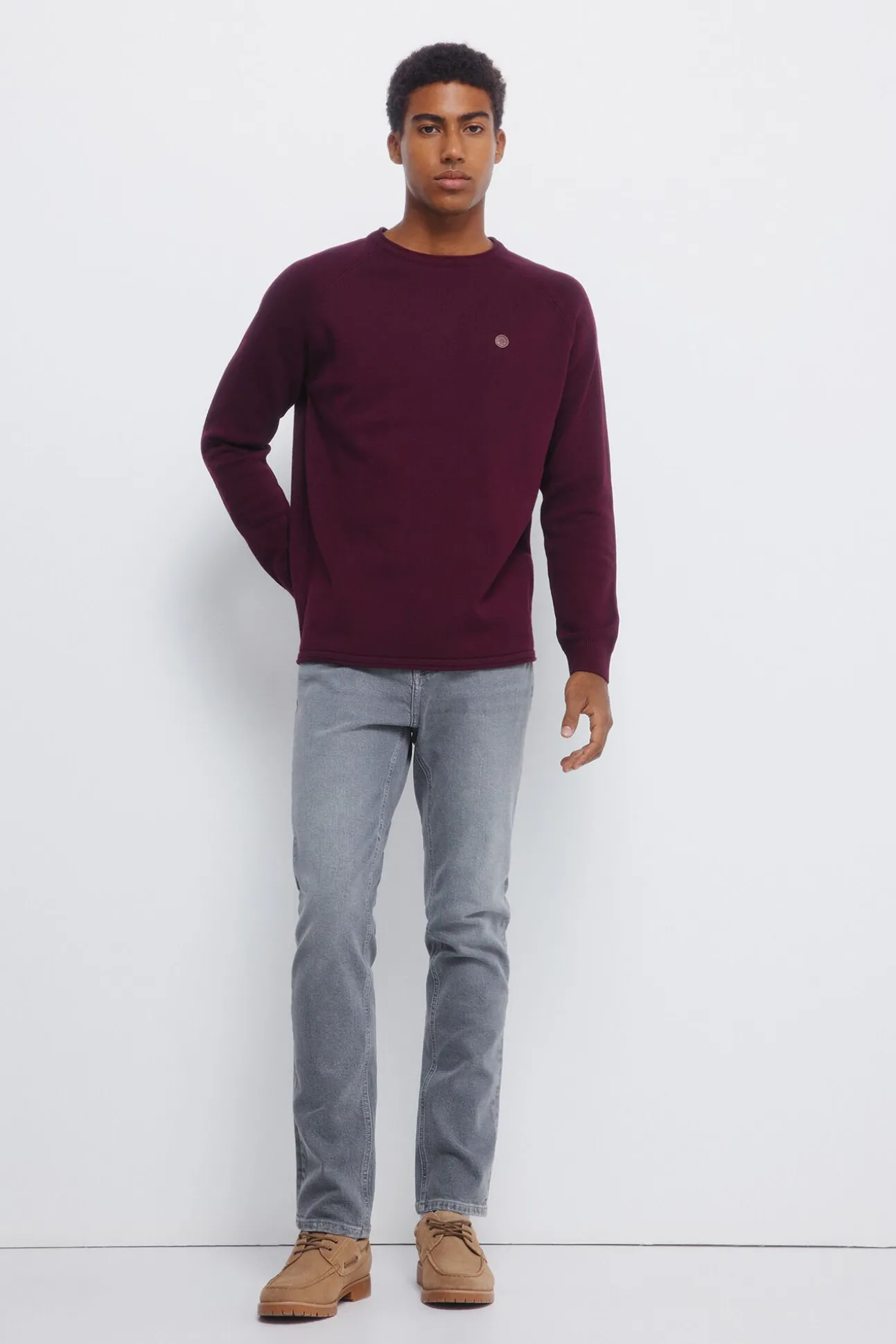 Calça jeans cinza slim fit com lavagem média