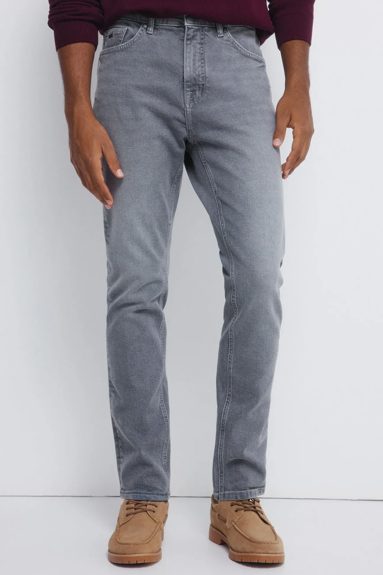 Calça jeans cinza slim fit com lavagem média