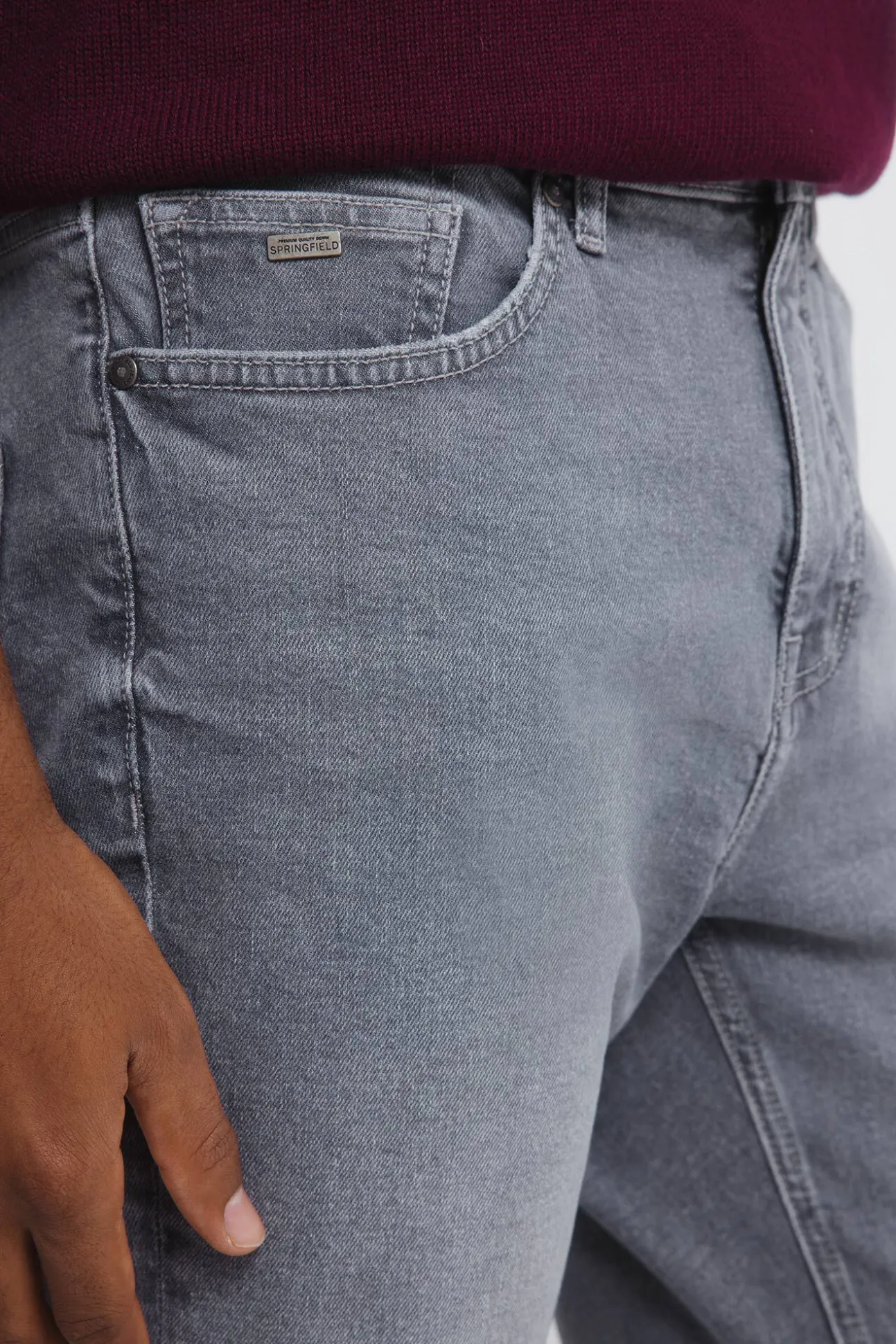 Calça jeans cinza slim fit com lavagem média