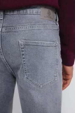 Calça jeans cinza slim fit com lavagem média