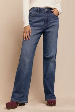 Calça jeans com abertura baixa