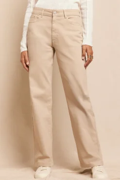 Calça jeans com abertura baixa