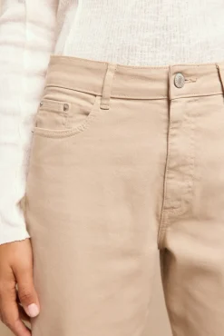 Calça jeans com abertura baixa