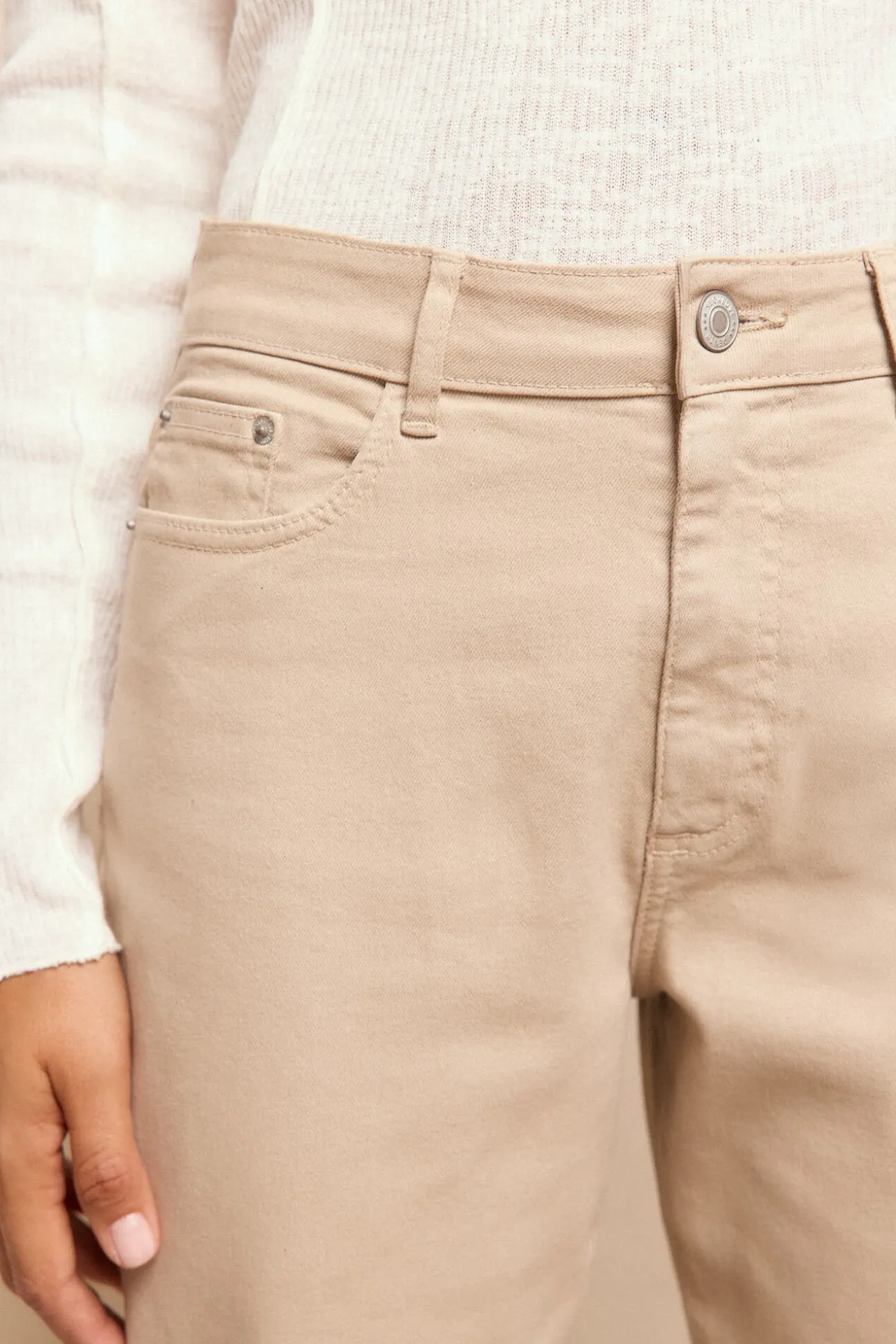 Calça jeans com abertura baixa