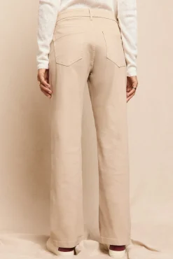 Calça jeans com abertura baixa