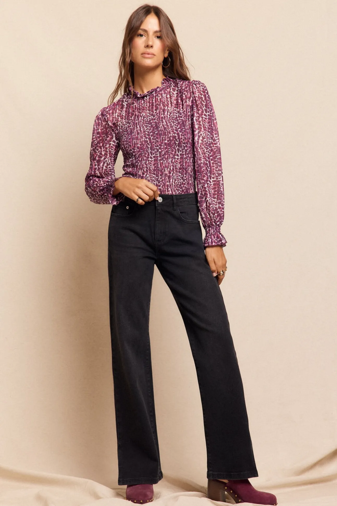 Calça jeans com abertura baixa