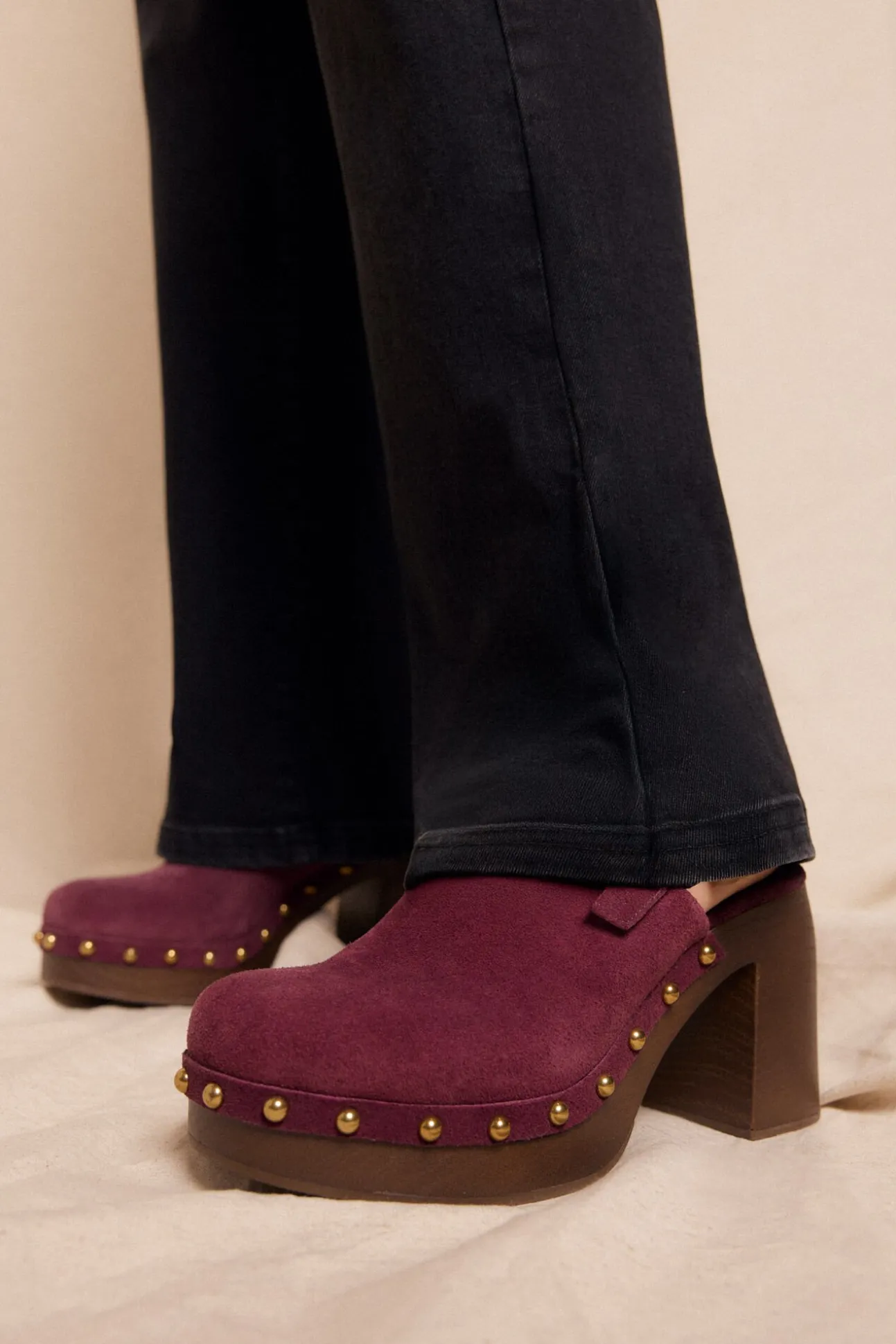 Calça jeans com abertura baixa