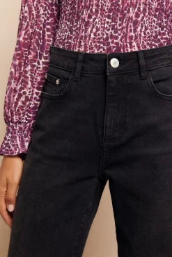 Calça jeans com abertura baixa