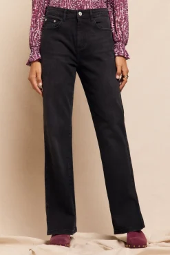 Calça jeans com abertura baixa