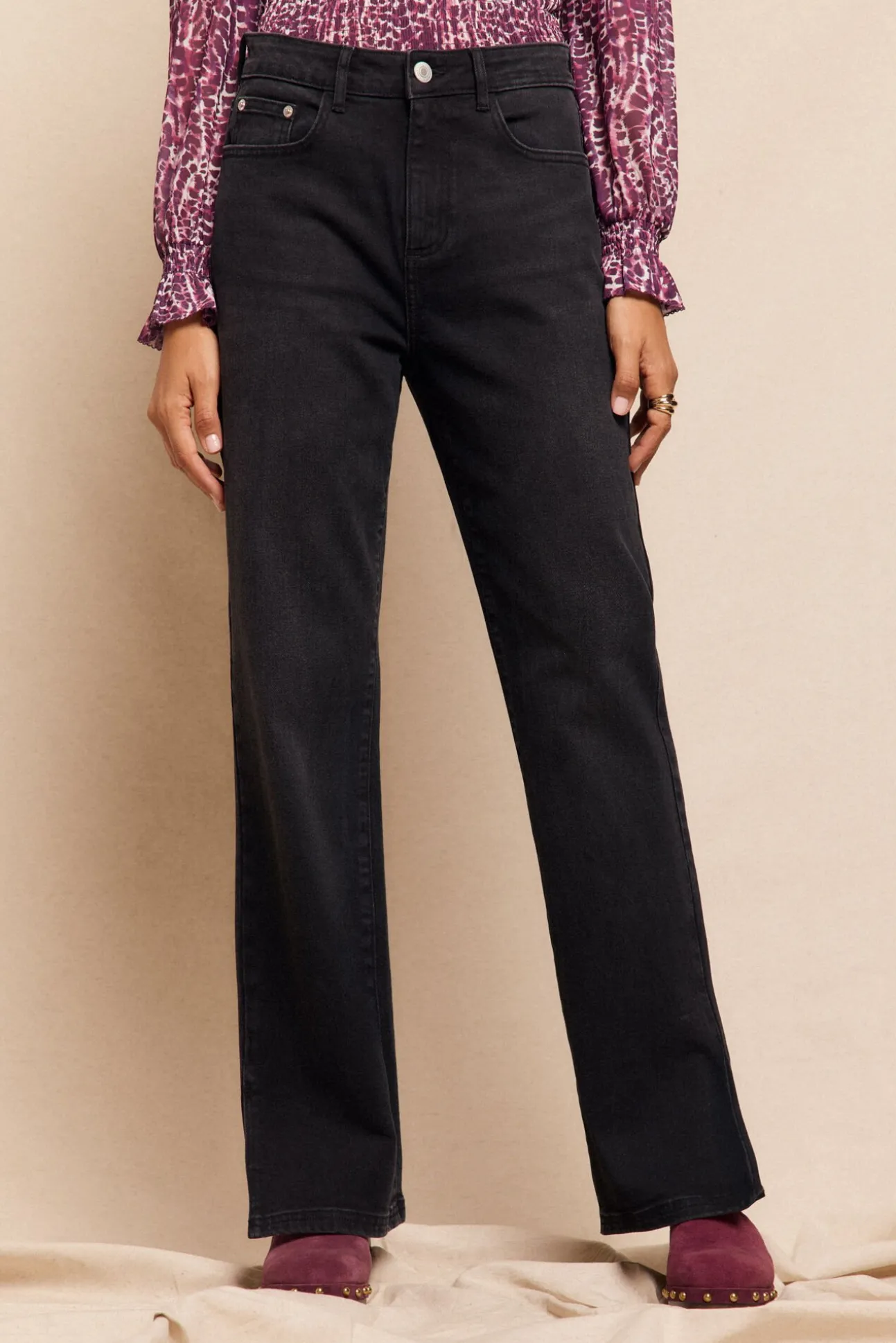 Calça jeans com abertura baixa