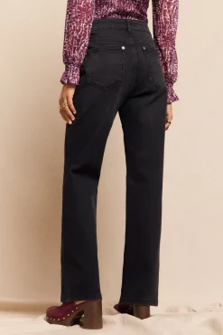 Calça jeans com abertura baixa