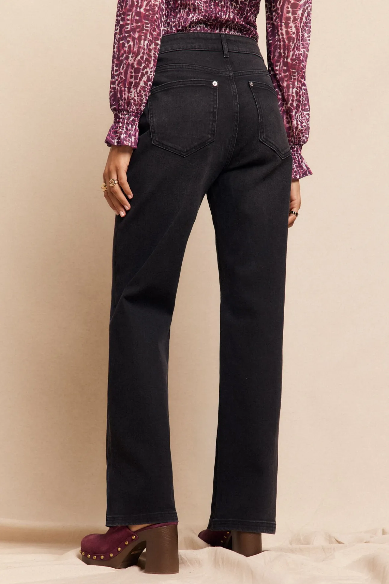 Calça jeans com abertura baixa