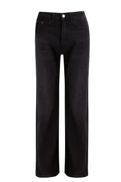Calça jeans com abertura baixa