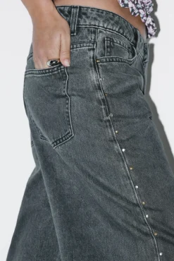 Calça jeans com tachas largas