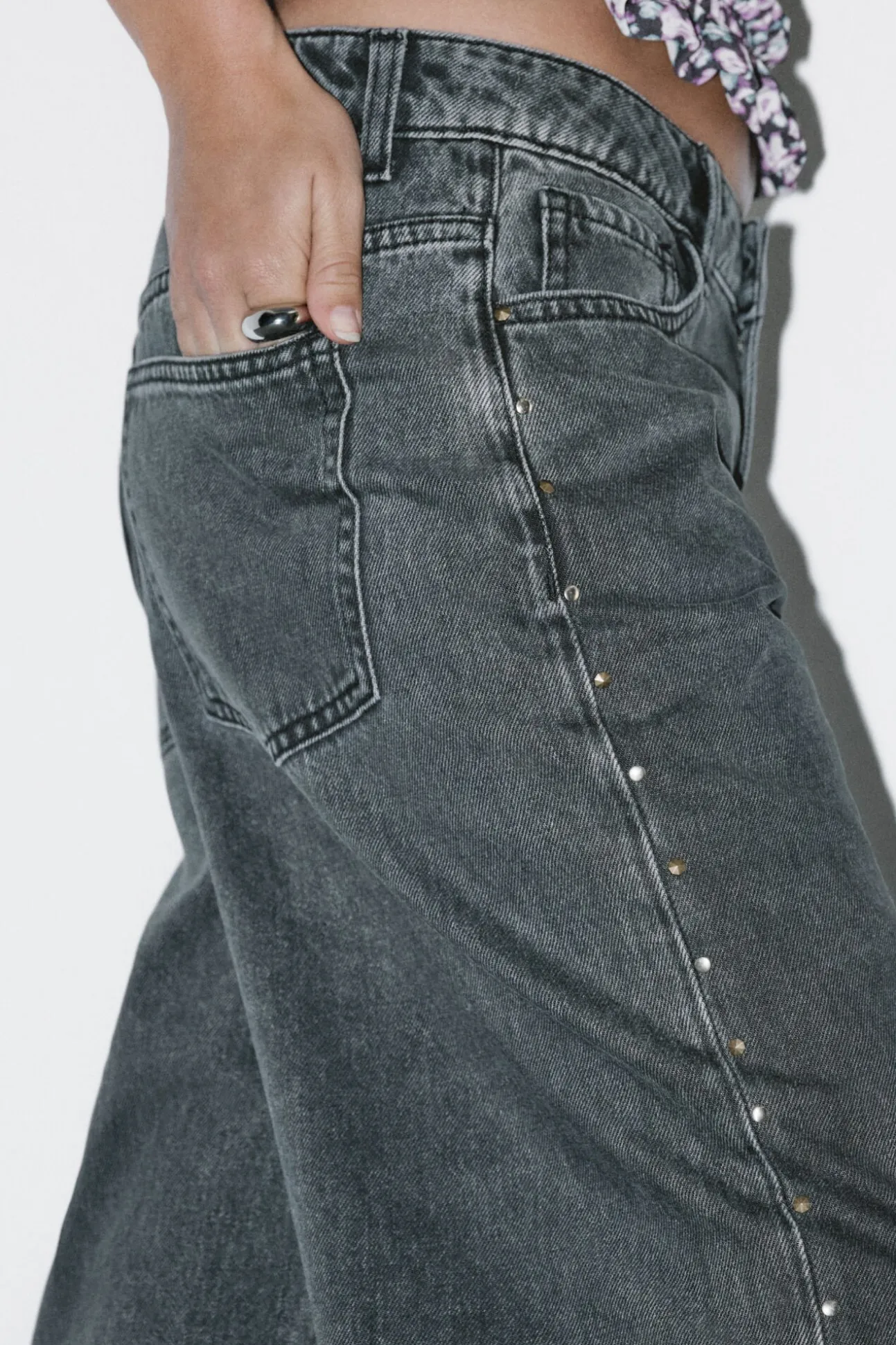 Calça jeans com tachas largas