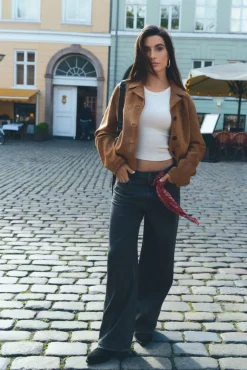 Calça jeans com tachas largas