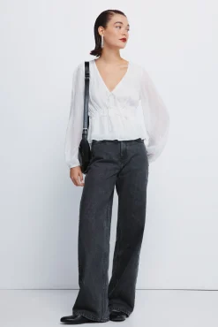 Calça jeans com tachas largas